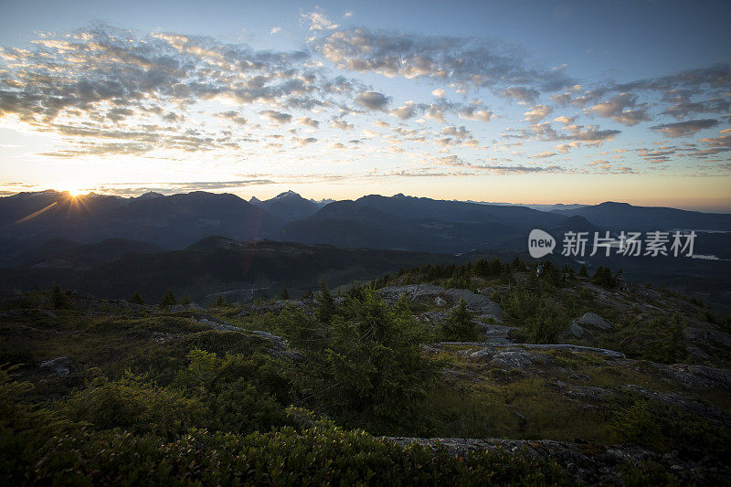 加拿大阳光海岸的Tin Hat Hut步道上的风景优美的山景。